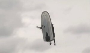 Un Jet Ski percute un Drone en l'air et le détruit