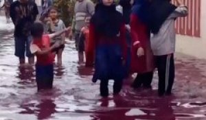 Indonésie: Des flots de couleur rouge sang après des inondations