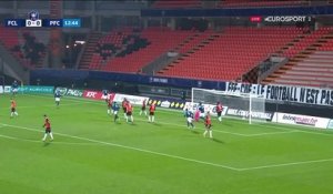 De la tête, Name débloque la situation : l'ouverture du score du Paris FC contre Lorient