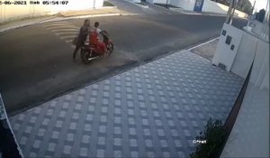 A peine déposée par son copain, elle se fait braquer dans la rue (Brésil)