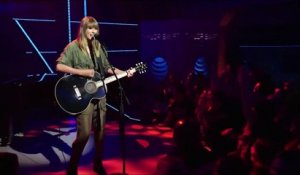 Taylor Swift chante "Shake It Off" en acoustique