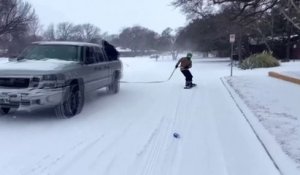 Au Texas, un snowboarder se fait tracter par un pick-up dans les rues enneigées