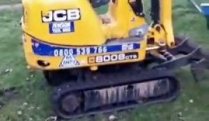 Un enfant de 6 ans conduit un tractopelle de chantier tout seul