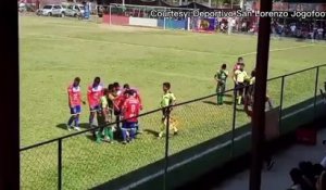 Ce joueur de foot simule d'avoir reçu un projectile d'un supporter (Guatemala)