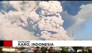 Sinabung crache du feu : le volcan indonésien en éruption