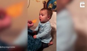 Ce bébé croque dans un Dorito très épicé... Réaction hilarante
