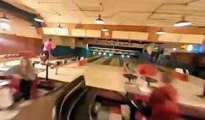 Ce pilote de drone est fou... Visite d'un bowling à toute vitesse