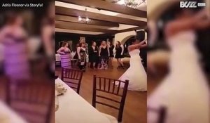 La femme attrape un bouquet de mariage et la réaction de son petit ami est hilarante!