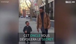 Un oncle enseigne à son neveu une démarche stylée