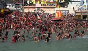Inde: des centaines de milliers de pèlerins hindous prennent un bain sacré dans le Gange