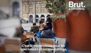 Redouanne Harjane fait du stand-up dans la rue