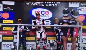 Un pilote de moto GP asperge du champagne sous la jupe d’une hôtesse sur le podium