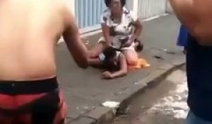 Une mamie stoppe un voleur et le maintient au sol