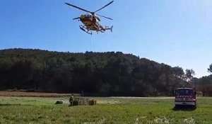 Les hélicoptères de la sécurité civile embarquent du matériel pour venir à bout du feu d'Auriol dans les Bouches-du-Rhône