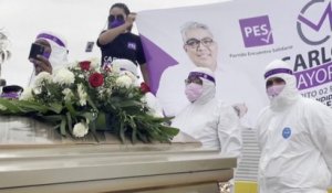 Au Mexique, un candidat démarre sa campagne électorale couché dans un cercueil.