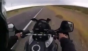 Il prévient un autre motard que sa moto est en feu