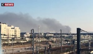 Les images impressionnantes de l'incendie d'un entrepôt de 4 000 m2 à Aubervilliers ce matin, avec un fort risque de propagation, qui a fortement perturbé la circulation des transports