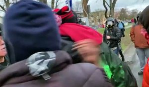 Un journaliste de CNN se fait assommer par une bouteille d'eau pendant dune manifestation à Minnesota