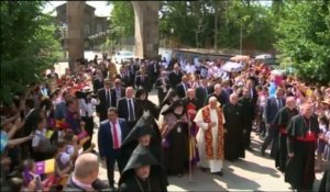 En visite dans le pays, le pape dénonce le "génocide" des Arméniens