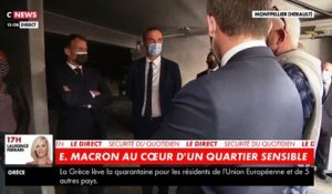 Emmanuel Macron échange avec des habitants d'un quartier sensible de Montpellier lors d'une visite dans un ancien point de deal
