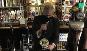 Boris Johnson s'offre une bière pour fêter le déconfinement