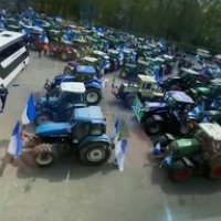 Football : pour le match de la montée, un club hollandais est escorté d'une centaine de tracteurs !