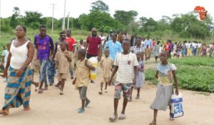 André Silver Konan visite des classes à Pliké-Somolo