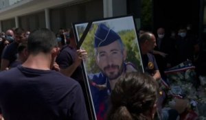 Hommage au policier tué : une foule  rassemblée devant le commissariat d’Avignon