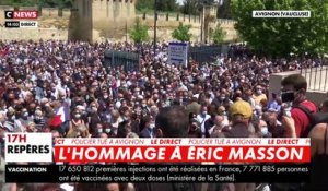 Policier abattu à Avignon - Les images bouleversantes des milliers de personnes venues rendre hommage à Eric Masson cet après-midi