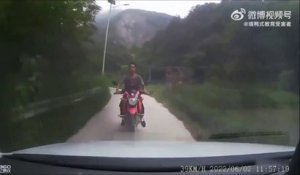 Scooter contre voiture... Le scooter perd à coup sur