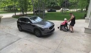 Un homme oubli sa grand mère ne fauteuil roulant dans une descente