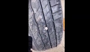 Astuce géniale pour retirer un caillou d'un pneu... enfin, presque