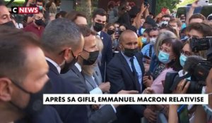 Après sa gifle, Emmanuel Macron relativise