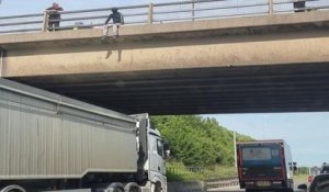 Après avoir garé son véhicule sous un pont, un chauffeur routier est resté avec homme qui s'apprêtait à sauter dans le vide jusqu'à l'arrivée des secours