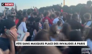 Une fête sans masques sur la place des Invalides à Paris