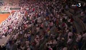 Polémique - "Merci Macron" chante le public de Roland Garros autorisé à rester jusqu'à 23h alors que la police évacue les jeunes aux Invalides
