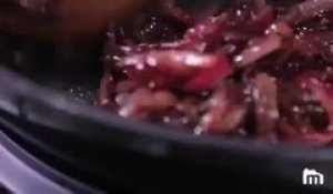 Petits feuilletés à l'oignon rouge caramélisé et aux épices grillées