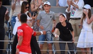 Roland-Garros : ce jeune garçon a éclaté de joie après avoir reçu la raquette victorieuse de Djokovic