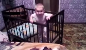 Un bébé s'échappe de son lit pour rejoindre celui de ses parents