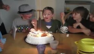 Ce petit garçon vient de vivre le pire anniversaire de sa vie !