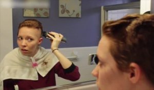Atteinte d’un cancer, elle se rase la tête devant sa caméra