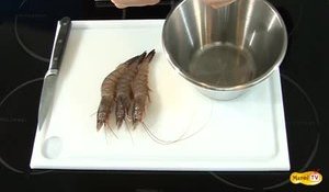 Comment décortiquer des crevettes crues 