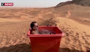 Vidéo : des touristes prennent des bains de glace au milieu du désert