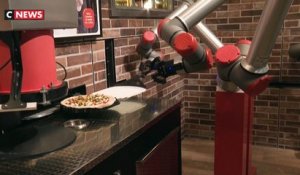 A Paris, dans le quartier de Beaubourg, une pizzeria se passe de pizzaiolo - Les pizzas sont réalisées par un robot devant les yeux des clients - VIDEO
