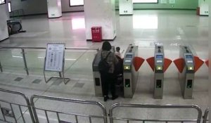 Sauvetage d'un enfant seul en haut d'un escalator (Chine)