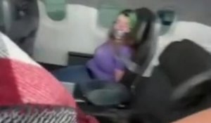 Elle tente d'ouvrir la porte de l'avion en plein vol et finit scotchée à son siège