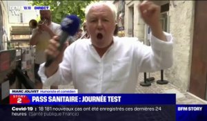 L'humoriste Marc Jolivet interprète une chanson en hommage au second degré depuis les rues d'Avignon