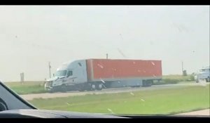 Ce camion transporte un chargement venu des enfers...