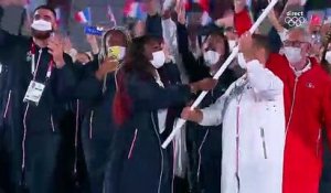 JO 2021 : deux porte-drapeaux, un salto... L'entrée en fanfare de la France à Tokyo