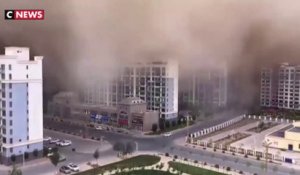 Chine : une ville engloutie par une tempête de sable (vidéo)